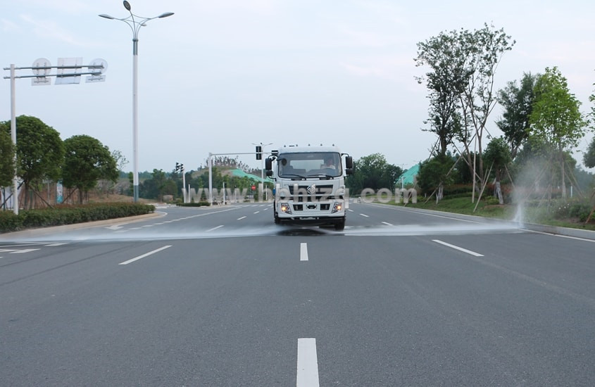 東風(fēng)小三軸20噸灑水車前沖實(shí)拍圖片.jpg