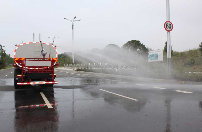 東風(fēng)小三軸20噸灑水車高位花灑圖片.jpg