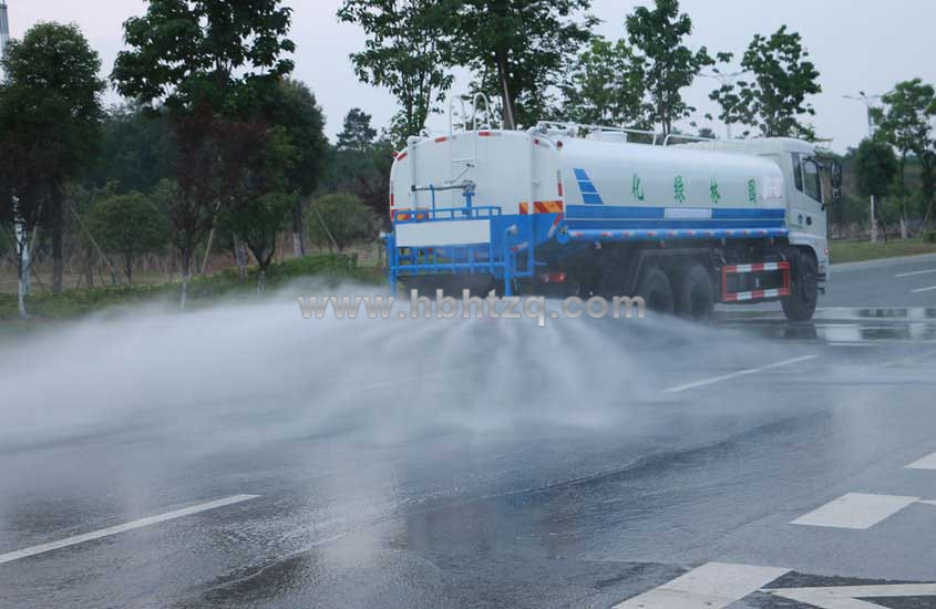 東風(fēng)小三軸20噸灑水車后灑實(shí)拍圖片.jpg