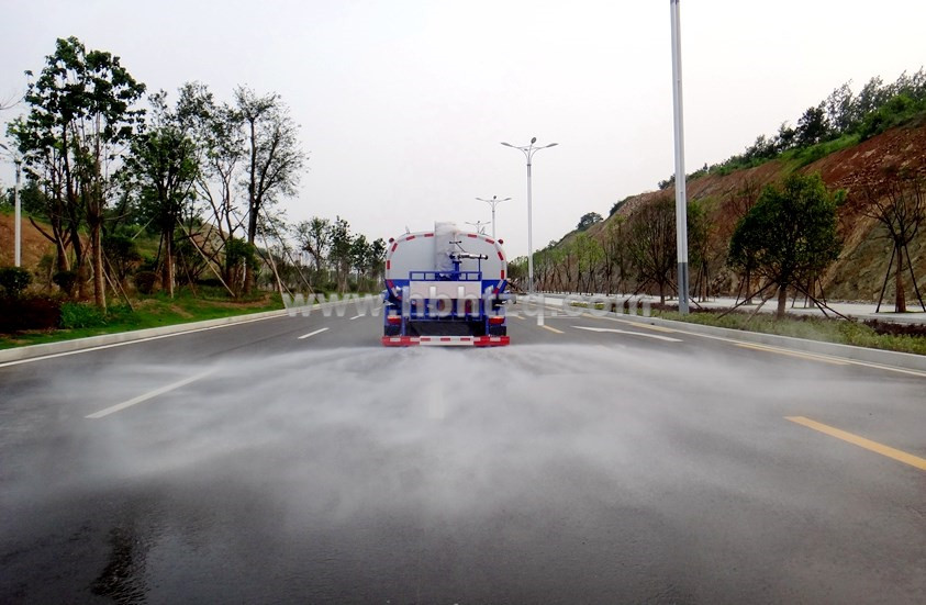 東風(fēng)多利卡8噸灑水車后灑圖片.jpg