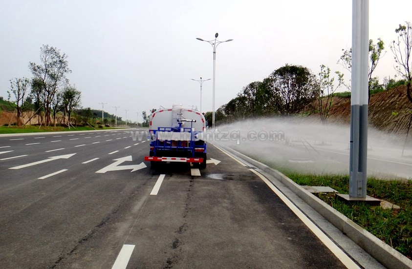 東風(fēng)多利卡8噸灑水車側(cè)噴圖片.jpg