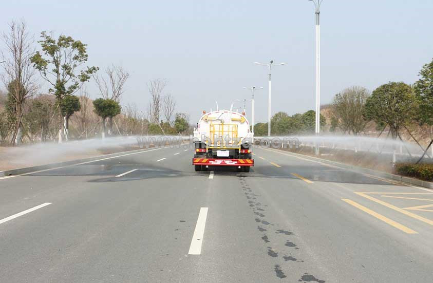 東風(fēng)天錦12噸灑水車(chē)側(cè)噴圖片.jpg