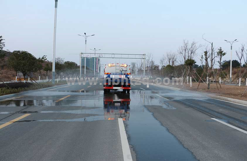 東風(fēng)創(chuàng)普15噸灑水車(chē)側(cè)噴圖片.jpg