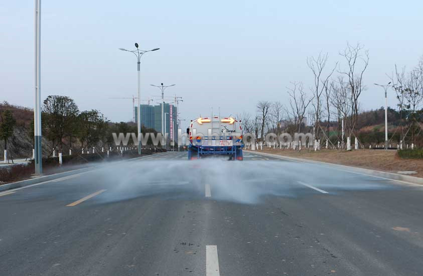 東風(fēng)創(chuàng)普15噸灑水車(chē)后灑圖片.jpg