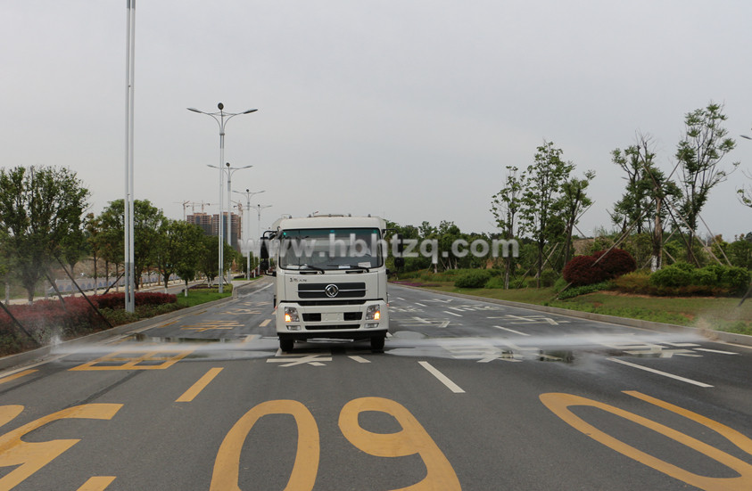 東風(fēng)天錦掃路車(chē)加裝前沖灑水系統(tǒng)