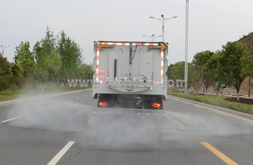 東風(fēng)天錦掃路車(chē)加裝后噴霧系統(tǒng)